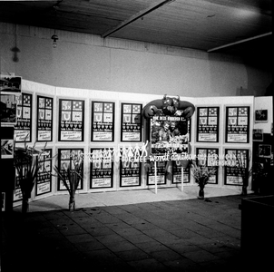 129975 Interieur van één van de paviljoens van de Jaarbeurs op het Vredenburg te Utrecht, met affiches van Herwonnen ...